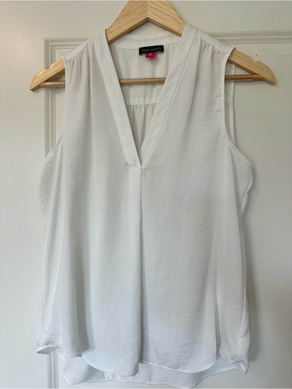Vince Camuto White V-Neck Sleeveless Blouse